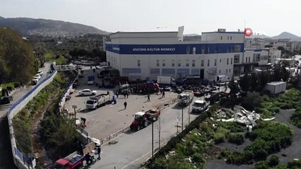 Kültür merkezinin çatısı pazar yerinin üzerine uçtu: 2 yaralı