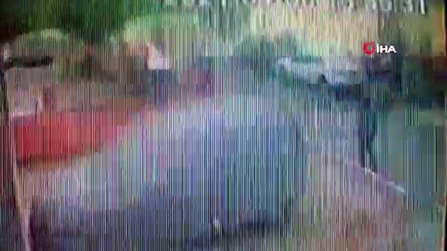 Kartal'da avukatlık bürosunda silah ile saldırdığı 3 akrabasını öldüren 2 akrabasını da yaralayan şahsın kaçma anı güvenlik kamerasına yansıdı.