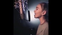 Angélina chante en studio 