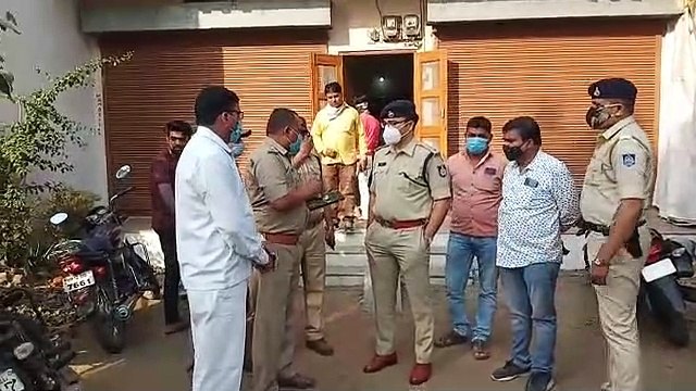 नकाबपोश बदमाशों ने चाकू और बंदूक की नोक पर महिला को लूटा