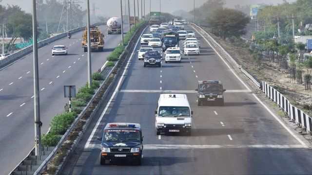 UP Police convoy carrying Mukhtar reaches Yamuna Expressway