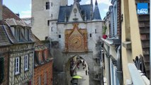 Stéphane Büttner, archéologue nous fait découvrir les graphismes de la tour de l'horloge à Auxerre