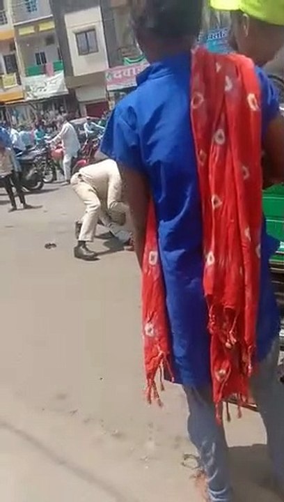 इंदौर: संक्रमण के बीच सख्ती के नाम पर पुलिस की बर्बरता, मास्क न लगाने पर शख्स को बेरहमी से पीटा