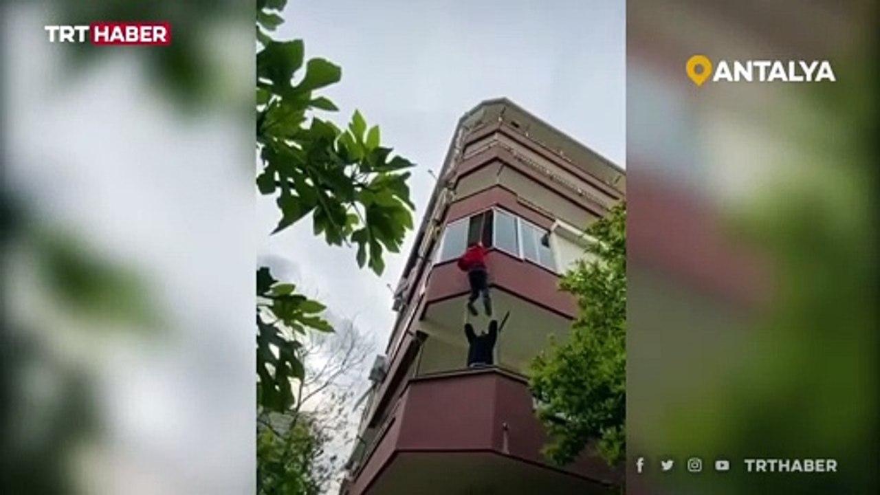Anahtarı unutulan daireye halatla tırmandı