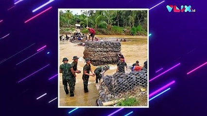 Akibat Banjir, TNI dan Warga Gotong Royong Bangun Jembatan