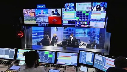 Dans une classe virtuelle, Macron dit qu'"il ne devrait pas y avoir un nouveau confinement"