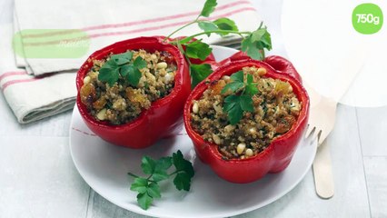 Video herunterladen: Poivrons farcis au quinoa, raisins secs, pignons et fromage de chèvre