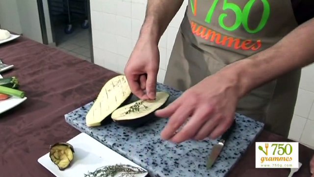 Eplucher une aubergine ou caviar d'aubergine