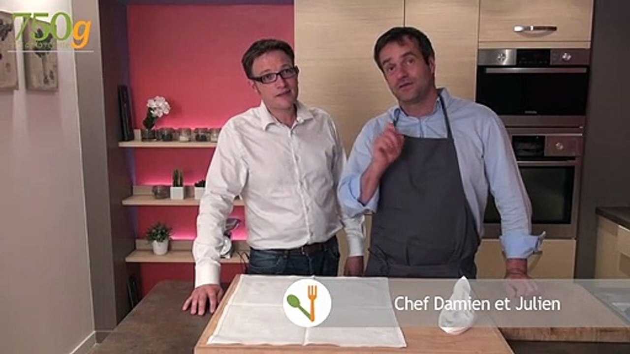 Pliage de serviettes en forme de voilier