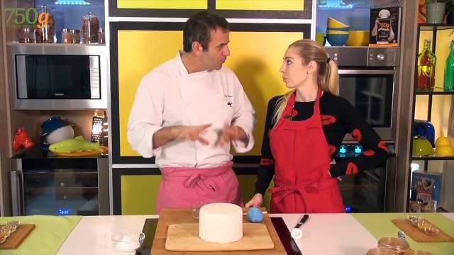 Comment décorer un gâteau d'anniversaire en pâte à sucre ?