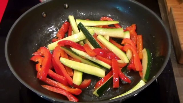 Porc sauté aux poivrons et aux courgettes