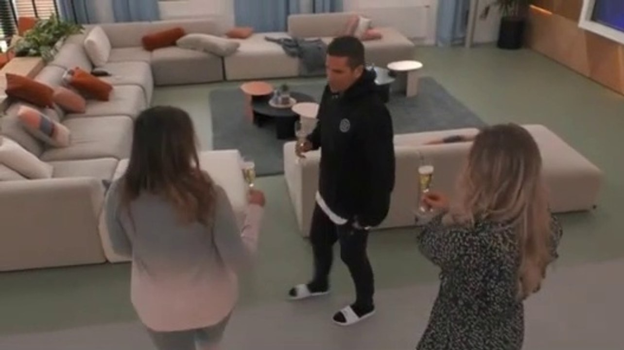 De bewoners toosten op de finale - 6 april 2021.