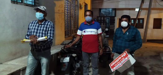 मरीजों के निवास क्षेत्र में कार्यवाही कर रही स्वास्थ्य टीम, होम क्वारंटाइन के पोस्टर चिपकाए