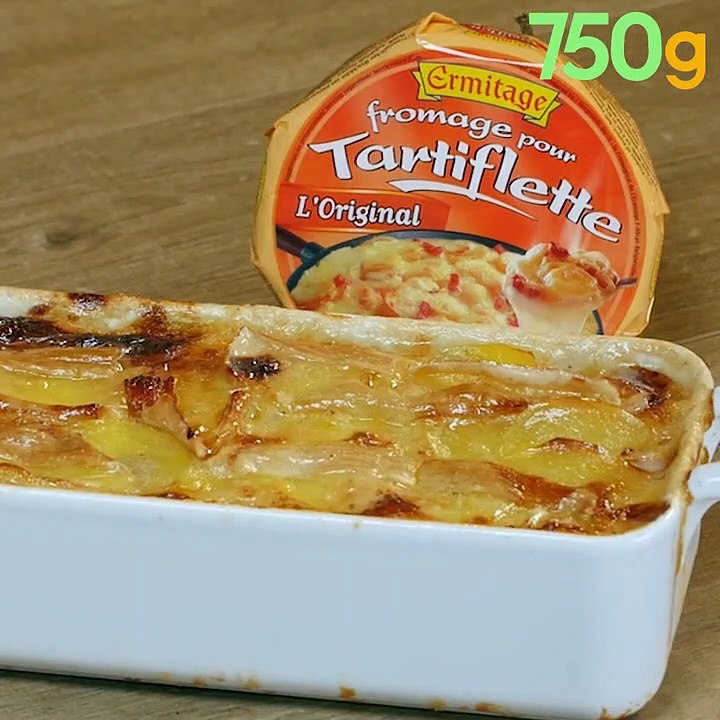 Gratin de pommes de terre, oignon, truite fumée et fromage pour tartiflette de caractère