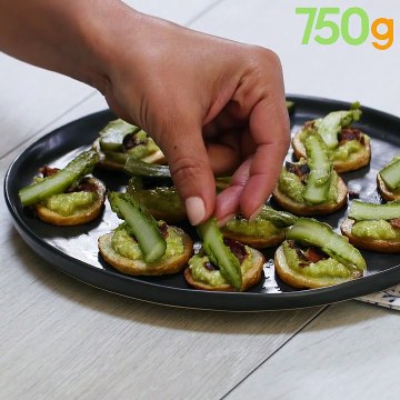 Toasts apéro de pommes de terre primeurs, pesto d’asperges et pancetta croustillante