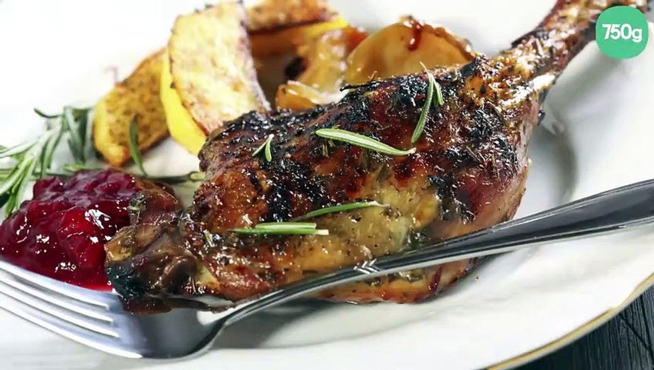 Cuisses de canard rôties au miel et romarin, sauce aux airelles