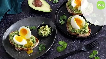 Tartines au guacamole et œuf mollet