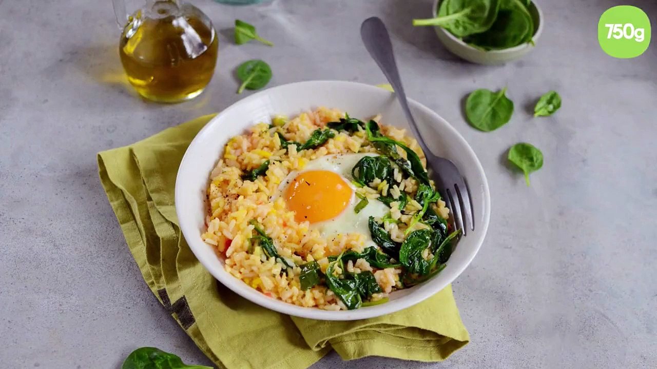 Riz sauté aux épinards et œuf