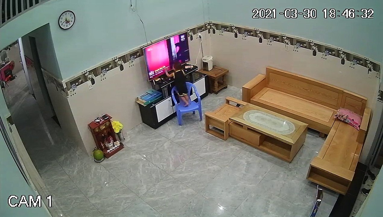 Kid Destroys a TV with a Flashlight