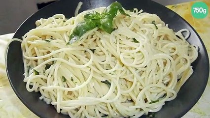 Spaghetti à l'ail, basilic et huile d'olive