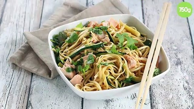 Nouilles chinoises sautées courgettes et saumon
