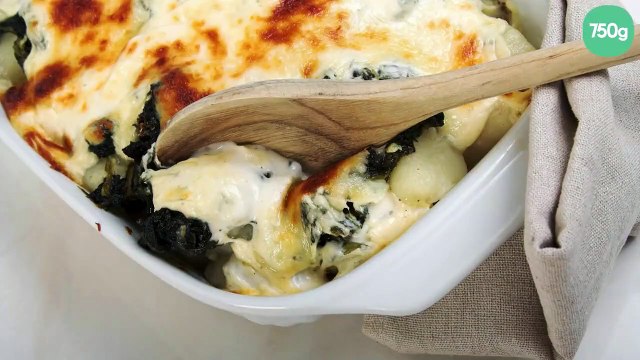 Gratin de pommes de terre et d'épinards au fromage à raclette