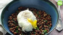 Salade de lentilles aux herbes et aux œufs pochés