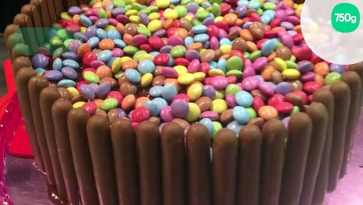 Gâteau d'anniversaire aux bonbons chocolatés