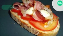 Tartine de jambon cru sur lit de tomates et mozzarella