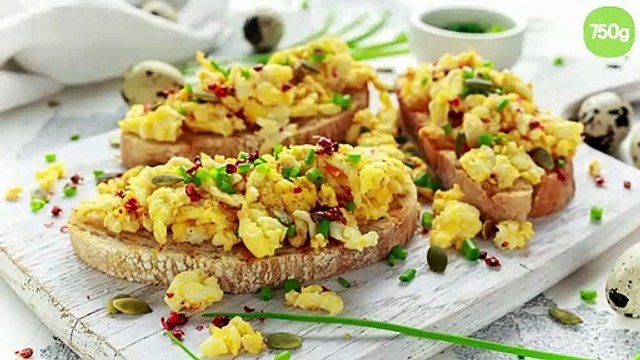Tartines complètes d'œufs brouillés