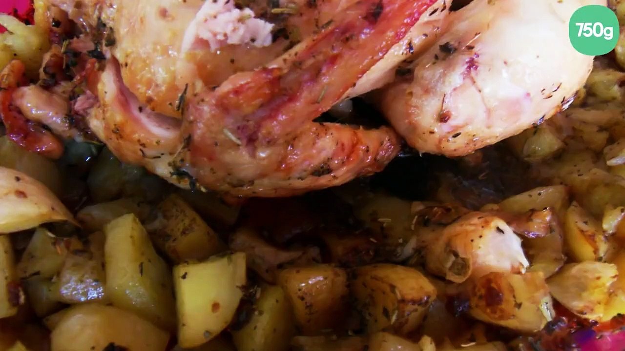 Poulet roti au four farci de pain à l'ail sur lit de pommes de terre