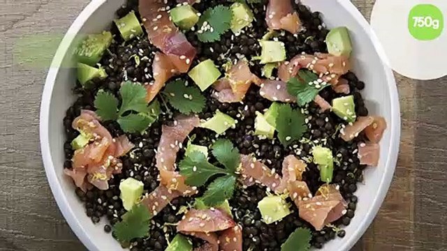 Avocat, saumon fumé et lentilles beluga-sésame