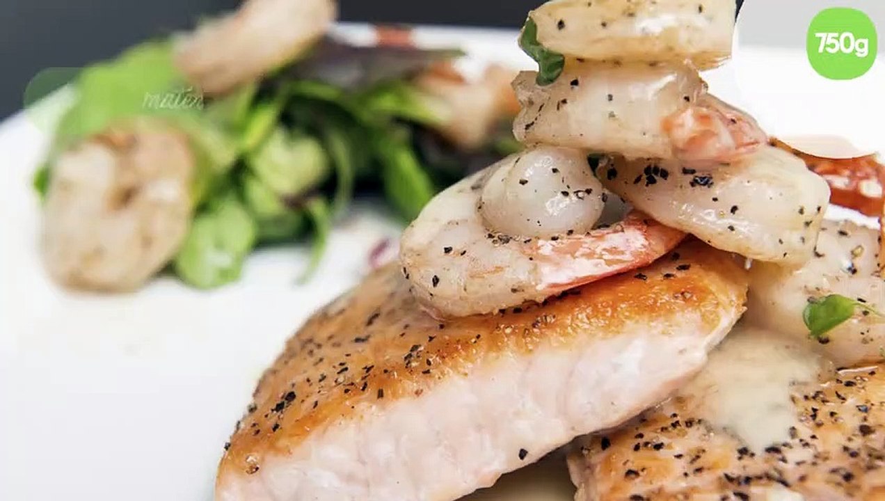 Saumon en papillote et crevettes sur lit de jeunes pousses