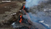 شاهد: استمرار ثوران بركان أيسلندا من الصدع الجديد وإجلاء الزوار من الموقع