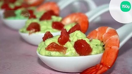 Cuillères à l'avocat, crevette et pamplemousse rose