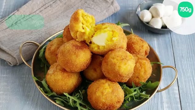 Croquettes de riz au safran farcies de billes de mozzarella (Arancini)