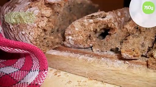 Pain noir aux graines