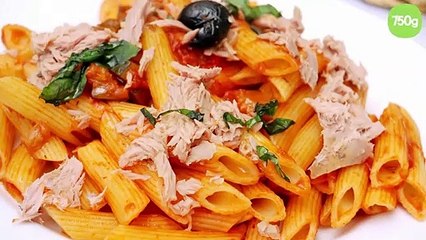 Penne au thon, tomates et basilic