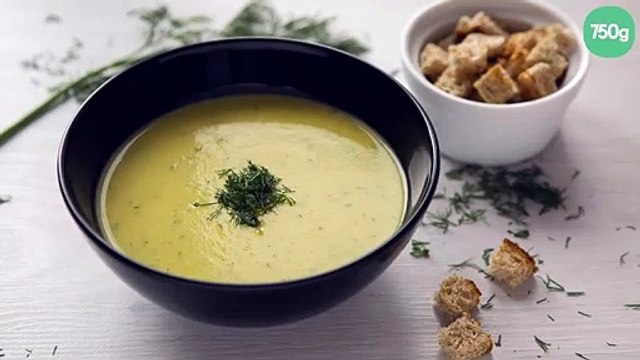 Soupe aux fanes de carottes chaude