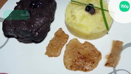 Pavé de sanglier et son jus de viande au vin rouge et myrtilles, écrasé de pommes de terre et poire                épicée