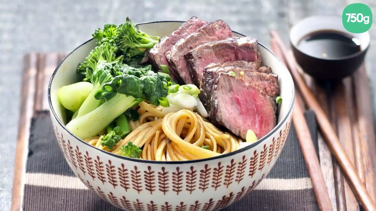 Wok de nouilles au poulet et aux pousses de haricots mungo