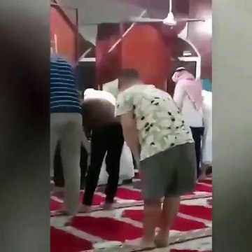 Down sendromlu çocuk namaz kılan adamın…