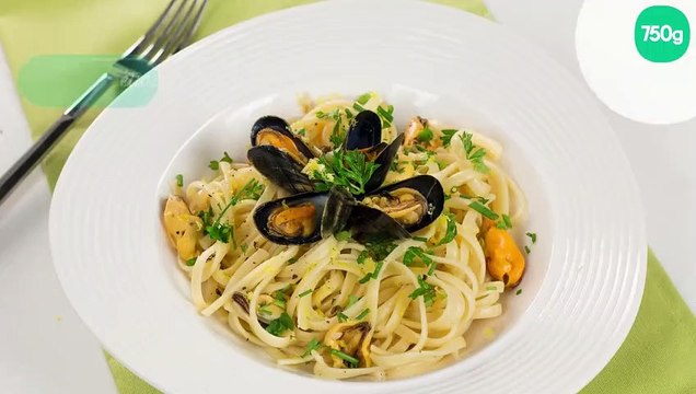 Spaghetti aux moules, citron et herbes fraîches