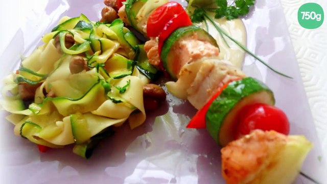 Tagliatelles de courgettes et pâtes et sa brochette de poissons