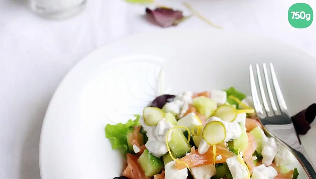 Salade de saumon fumé, sauce blanche aux cornichons aigres doux
