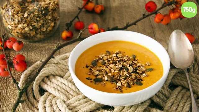 Soupe de butternut aux lentilles corail et granola salé