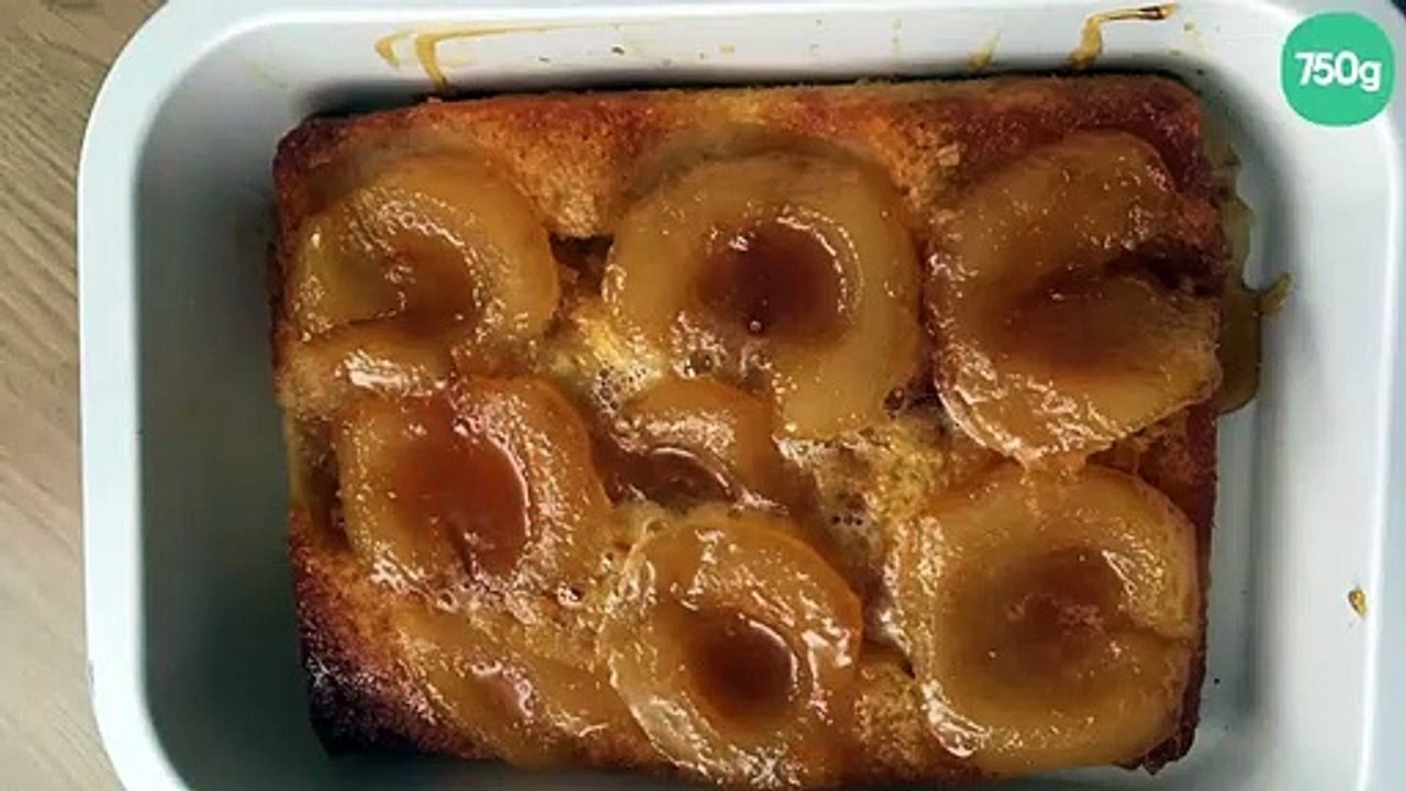 Gâteau de poires au sirop avec nappage au caramel