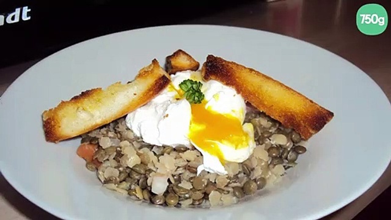 Salade tiède de lentilles et saumon fumé, œuf poché et vinaigrette citronnée