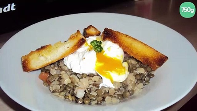 Salade tiède de lentilles et saumon fumé, œuf poché et vinaigrette citronnée