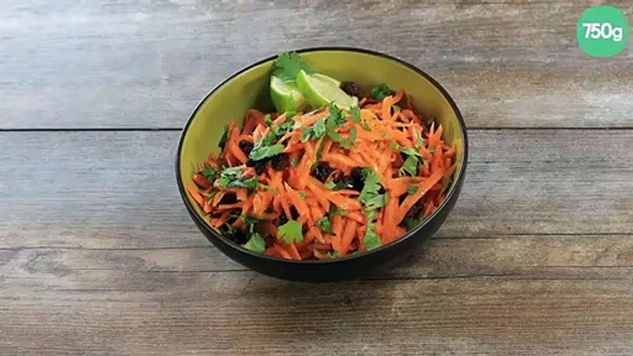 Salade de carottes râpées, miel, raisins secs et agrumes